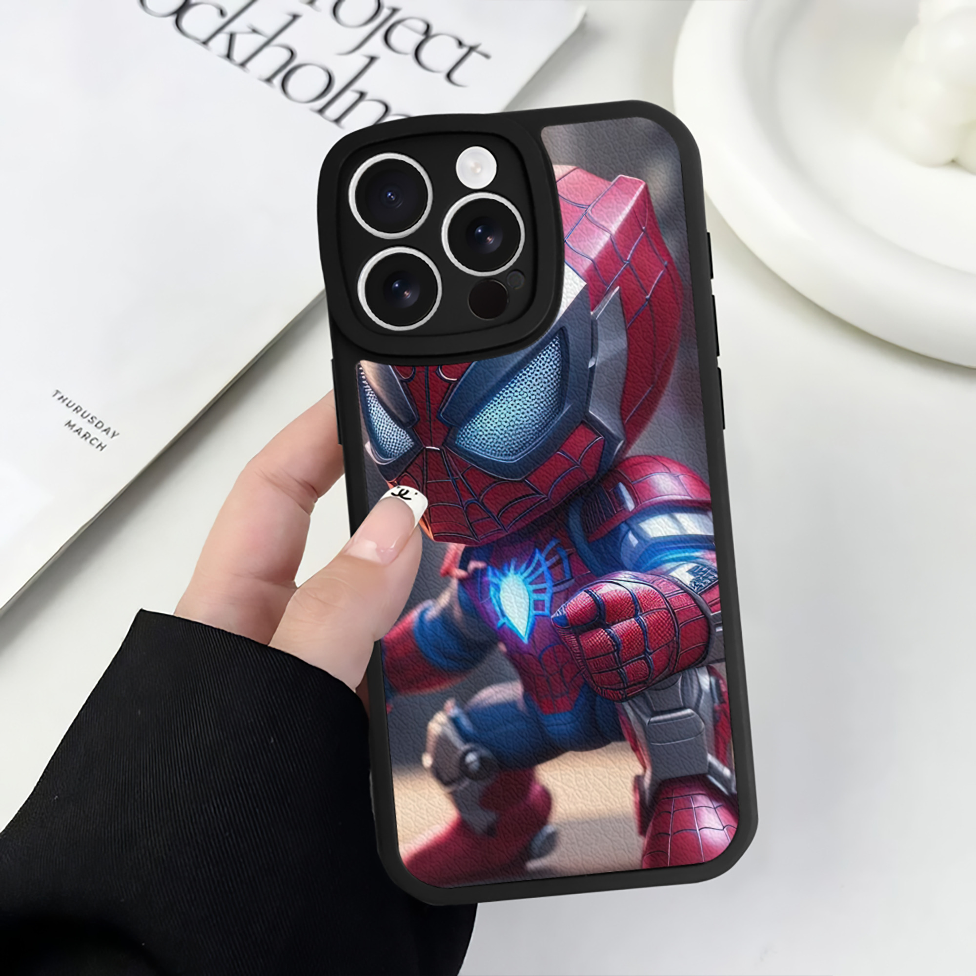 Spider Man スパイダーマン 【iPhone 16シリーズ対応】シリコンスマホケース（レザー調） 材質：シリコン